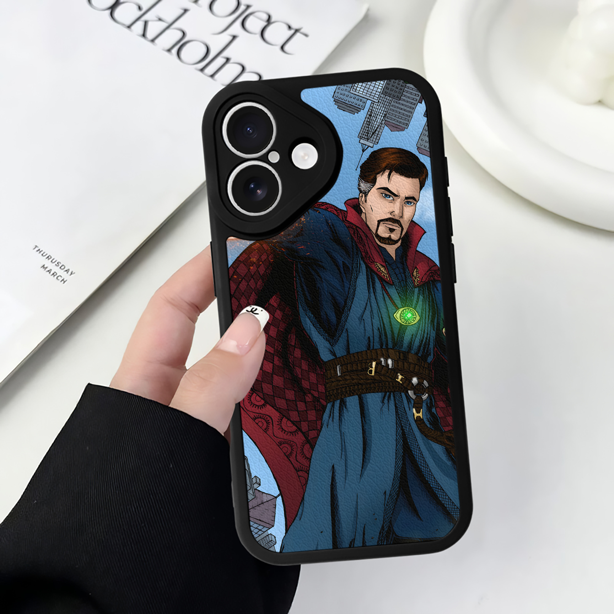 （画像用） アベンジャーズ The Avengers 【iPhone 16シリーズ対応】シリコンスマホケース（レザー調） 材質：シリコン